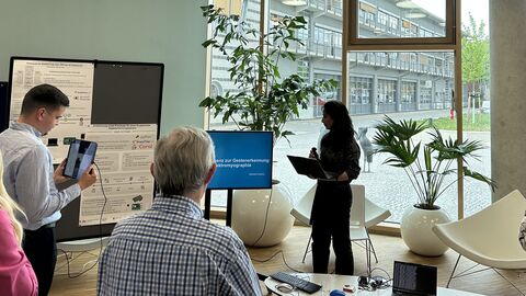 Vortrag einer Studierenden Vortrag einer Studierenden