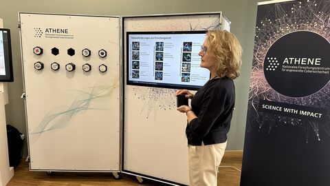 Ausstellung der Exponate von ANTHENE Ausstellung der Exponate von ANTHENE