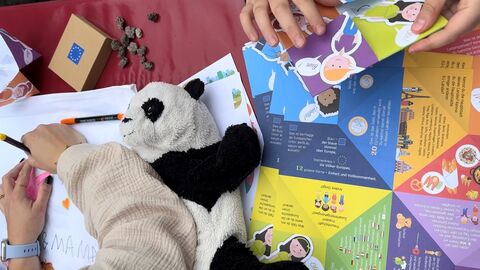 Malen am Mal- und Basteltisch