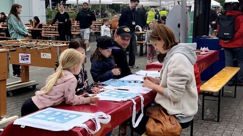 Kinder gestalten Europataschen am Maltisch