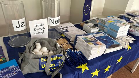 Broschürentisch mit Informationen und Giveaways zu Europa und der EU Broschürentisch mit Informationen und Giveaways zu Europa und der EU