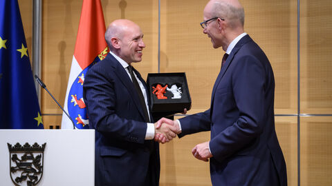 Europaminister Manred Pentz überreicht das Gastgeschenk an Generalkonsul Marek Głuszko