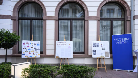 Austellung "Lebenspfade. Ścieżki życia. Polnische Spuren in RheinMain" des Deutschen Polen-Instituts