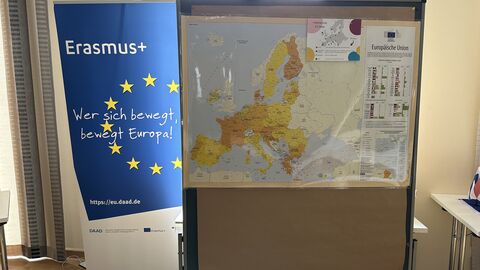 Markt der Möglichkeiten Stellwände mit Informationen beim Markt der Möglichkeiten