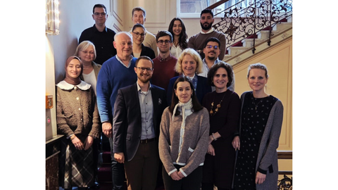 Gruppenfoto der Studierenden und Diskussionsteilnehmenden im Treppenhaus der Hessischen Staatskanzlei
