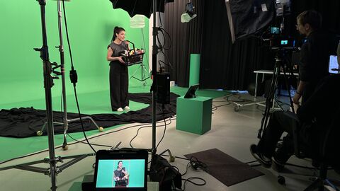 Clarissa vor dem Greenscreen
