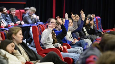 Schülerinnen und Schüler beteiligen sich am Austausch